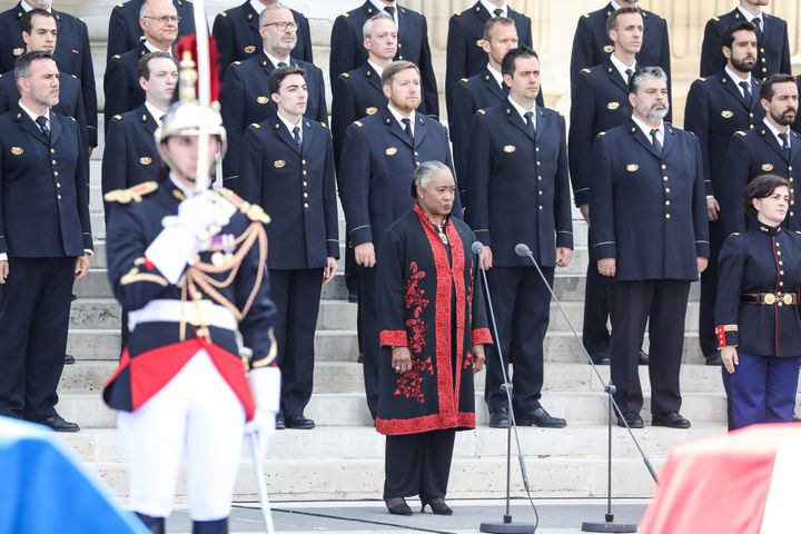 Barbara Hendricks aux côtés des Choeurs de l'Armée française. 
 (LUDOVIC MARIN / POOL / AFP)