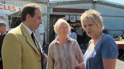 Sur le march&eacute; de Drancy (Seine-Saint-Denis), le d&eacute;put&eacute; sortant, Jean-Christophe Lagarde (Nouveau Centre) fait campagne aupr&egrave;s de deux habitantes, Gigi et Madeleine, vendredi 25 mai 2012. (ILAN CARO / FTVI)