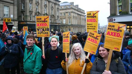 Des pancartes sont brandies lors d'une manifestation à Newcastle (Royaume-Uni), le 16 mars 2018. (DAVID WHINHAM / CROWDSPARK / AFP)