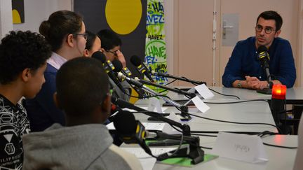 Depuis le collège Gabriel Havez à Creil (Oise), le reporter Benjamin Illy a répondu aux questions des élèves sur son métier. (ESTELLE FAURE / FRANCEINFO - RADIOFRANCE)