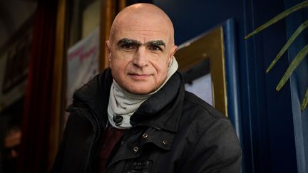 Luc Lang arrive au restaurant La Méditerranée, à Paris, pour recevoir le prix Médicis pour son roman "La tentation" (Stock), le 8 novembre 2019 (ERIC FEFERBERG / AFP)