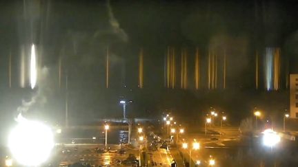 Une capture d'écran d'un flux vidéo en direct montrant les tirs sur la centrale nucléaire de Zaporijia (Ukraine), le 4 mars 2022. (EPN / NEWSCOM / SIPA)