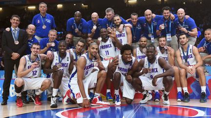 L'&eacute;quipe de France de basket termine m&eacute;daill&eacute;e de bronze de l'Eurobasket, apr&egrave;s leur victoire sur la Serbie, dimanche 20 septembre, &agrave; Villeneuve-d'Ascq (Nord). (EMMANUEL DUNAND / AFP)