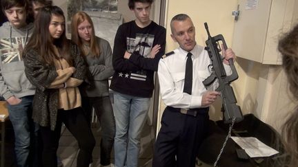 Un officier de l'armée de l'air fait une démontration d'un fusil d'assault de type FAMAS devant des jeunes lycéens covoqués pour leur journée "défense et citoyenneté". Photo d'illustration. (PHILIPPE DE POULPIQUET / MAXPPP)