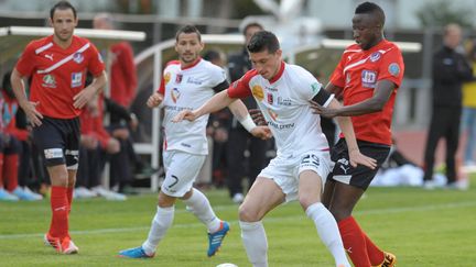 Gr&acirc;ce &agrave; leur victoire sur Boulogne-sur-Mer (en blanc), les joeuurs de Luzenac (en rouge) ont asur&eacute; leur mont&eacute;e en Ligue 2, vendredi 18 avril &agrave; Foix (Ari&egrave;ge). (XAVIER DE FENOYL / MAXPPP)