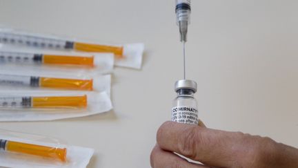 Une infirmière prépare une dose de vaccin contre le Covid-19 de Pfizer/BioNTech, le 10 août 2021. (THIBAUT DURAND / HANS LUCAS / AFP)