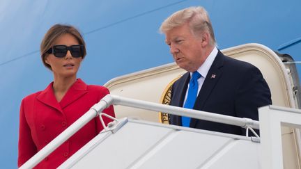 Le président américain, Donald Trump, et son épouse Melania, le 13 juillet 2017 sur le tarmac de l'aéroport d'Orly. (SAUL LOEB / AFP)