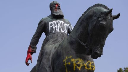 Statue équestre du roi Léopold II, enduite de peinture et de graffitis, à Bruxelles le 10 juin 2020&nbsp; (VIRGINIA MAYO/AP/SIPA / SIPA)