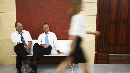 Deux hommes regardent passer une jolie femme. Photo d'ullustration. (TOMAZL / E+ / GETTYIMAGES)