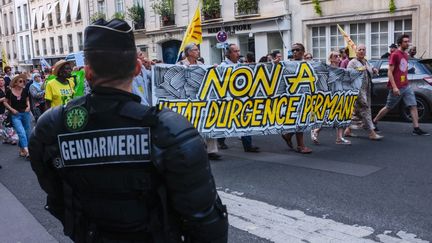 Un membre des forces de l'ordre à Paris, en France, durant une manifestation contre l'état d'urgence le 18 juillet 2017
 (JULIEN MATTIA / NURPHOTO)