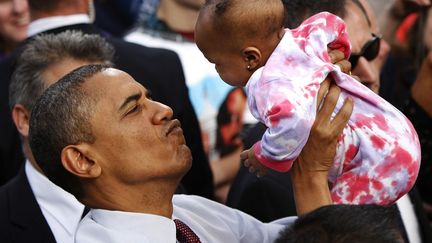 J-10 #TEAMOBAMA Le pr&eacute;sident am&eacute;ricain Barack Obama tient dans ses bras un b&eacute;b&eacute; &agrave; l'issue de son meeting de campagne &agrave; Nashua (New Hampshire), le 27 octobre 2012. (JONATHAN ERNST / REUTERS)