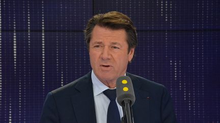 Christian Estrosi, invité de Jean-Michel Aphatie et Bruce Toussaint sur Franceinfo le 26 septembre 2017.&nbsp; (JEAN-CHRISTOPHE BOURDILLAT / FRANCE-INFO)