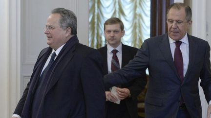 Sergei Lavrov (à droite) accueille son homologue Nikos Kotzias (à gauche) à Moscou, le 11 février 2015. «Si le gouvernement grec s'adresse à nous» pour des raisons financières, «cet appel sera examiné», a-t-il dit à Moscou ce jour-là. (ALEXANDER NEMENOV / AFP)