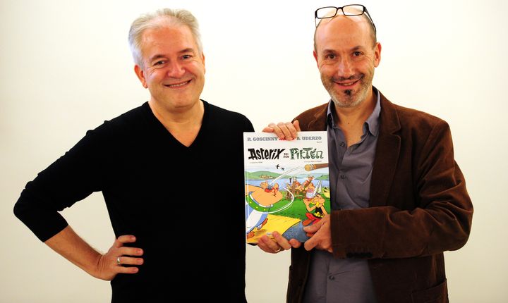 Les deux auteurs d'Ast&eacute;rix, Didier Conrad (&agrave; gauche) et Jean-Yves Ferri pr&eacute;sentent leur album, Ast&eacute;rix chez les Pictes, au salon du livre de Francfort, le 11 octobre 2013.&nbsp; (DANIEL REINHARDT / DPA)