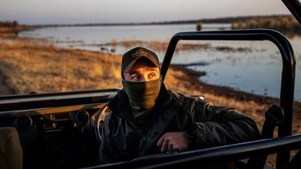 Le visage masqué, il explique&nbsp;à l’AFP : "Nous essayons de mettre tout en œuvre pour se protéger du virus, tout en essayant de créer une belle expérience pour les clients. "Et après les sorties du matin, les invités de retour au lodge pour déjeuner doivent se laver et se désinfecter les mains." (MICHELE SPATARI / AFP)