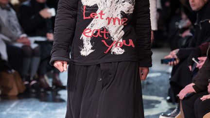 Yohji Yamamoto protège les hommes des frimas de l'hiver sous plusieurs couches de vêtements et enferme leur cou à triple tour dans d'épaisses écharpes. En additionnant les épaisseurs, le créateur japonais n'hésite pas à inverser les rôles avec des T-shirts aux manches longues portés par-dessus les manteaux. Les vestes sont amples et matelassées et les pulls, en laine, ont des cols cheminée. Jupes plissées et pantacourts, qui peuvent aussi être portés l'un sur l'autre, complètent le vestiaire aux tons sombres.
 (PIXELFORMULA / SIPA/SIPA)