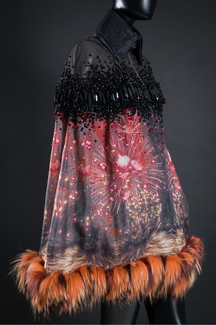 On Aura Tout Vu : sensations visuelles, collection printemps été 2012, cape en organza imprimé, tulle brodé de cristal et perles en verre, bordée de fourrure de renard.
	 
 (Fred Collier. 2014)