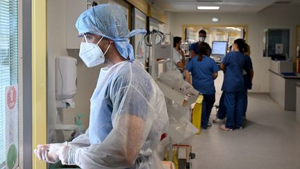 Des soignants sein du service de réanimation de l'hôpital de la Timone à Marseille, le 5 janvier 2022. (NICOLAS TUCAT / AFP)