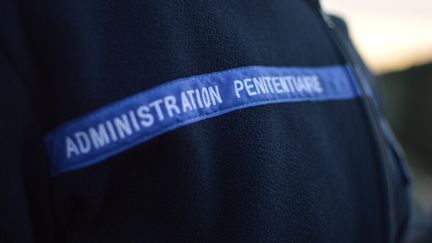 Un agent pénitentiaire à l'entrée de la prison du Craquelin à Châteauroux (Indre), le 4 février 2019. (VICTOR VASSEUR / RADIOFRANCE)