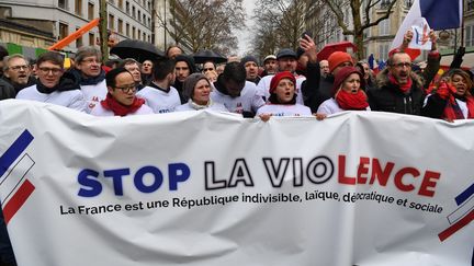 "Foulards rouges" : premier défilé à Paris