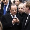 Fran&ccedil;ois Hollande consulte son t&eacute;l&eacute;phone portable, le 27 avril 2012, lors d'une visite au festival du Printemps de&nbsp;Bourges (Cher). (JACKY NAEGELEN / REUTERS)