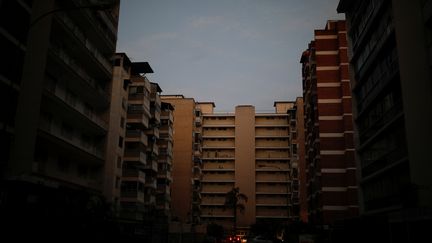 Les appartements d'une rue entière sont dans le noir à Caracas, le 8 mars. (CARLOS GARCIA RAWLINS / REUTERS)