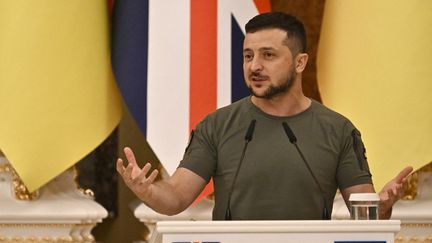 Le président ukrainien Volodymyr Zelensky&nbsp;lors d'une conférence de presse&nbsp;à Kiev, le 24 août 2022. (GENYA SAVILOV / AFP)