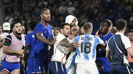 La fin de match houleuse entre la France et l'Argentine en quart de finale du tournoi olympique, à Bordeaux, le 2 août 2024. (PHILIPPE LOPEZ / AFP)