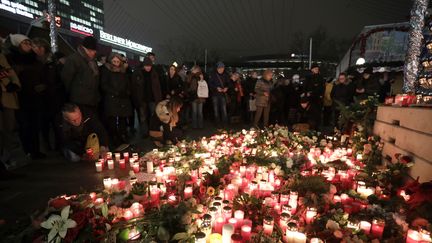 Des personnes rendent hommage aux victimes de l'attentat au camion qui a fait 12 morts et 48 blessés, à Berlin, le 20 décembre 2016. (JORG CARSTENSEN / DPA / AFP)