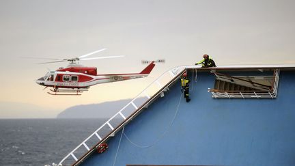 Lundi 16 janvier, une quinzaine de personnes sont toujours port&eacute;es disparues. (FILIPPO MONTEFORTE / AFP)