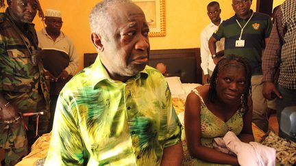 Laurent Gbagbo et sa femme au moment de son arrestation dans une chambre de l'h&ocirc;tel du Golf &agrave; Abidjan (C&ocirc;te d'Ivoire) le 11 avril 2011. (ARISTIDE BODEGLA / AFP)