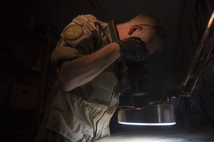 Dans le laboratoire CIEL, installé sur la base de Gao, au Mali, en février 2018 (- / ECPAD)