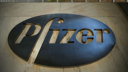 Le logo de la société Pfizer, le 18&nbsp;septembre 2020, devant le siège à Mainz (Allemagne). (YANN SCHREIBER / GETTY IMAGES NORTH AMERICA / AFP)