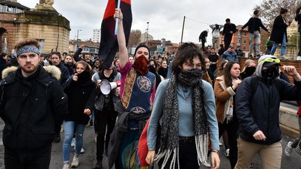 Des lycéens manifestent à Toulouse, le 4 décembre.&nbsp; (THIERRY BORDAS / MAXPPP)