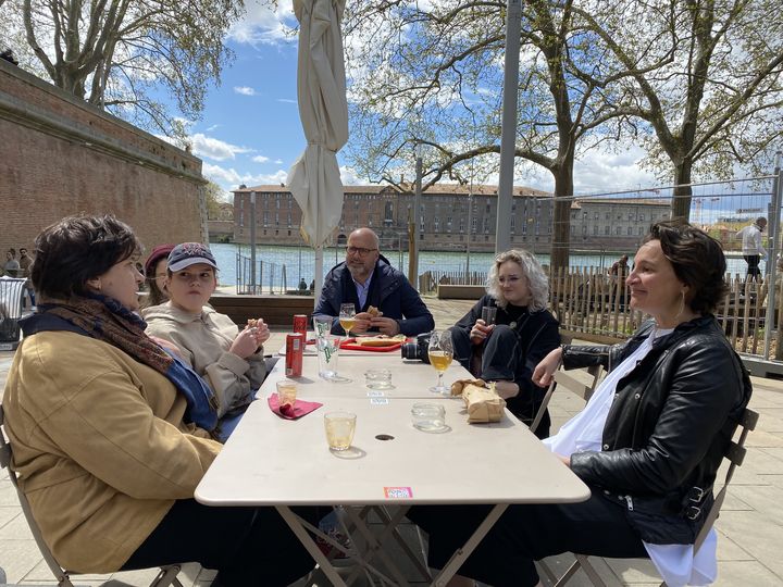 Larissa, Anastasiia et Sophie Nesterenko&nbsp;à&nbsp;Toulouse (Haute-Garonne), le 8 avril 2022, accompagnées d'Arnaud, Emma et Juliette. (RAPHAEL GODET / FRANCEINFO)