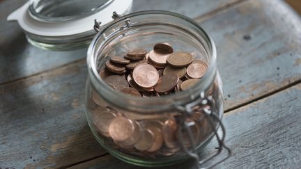 Un bocal contenant des pièces de 1 et 2 centimes d'euros, à Berlin (Allemagne), le 30 mars 2017. (HALFDARK / FSTOP)