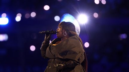 La chanteuse Yseult interprète "My Way" au Stade de France, à Saint-Denis (Seine-Saint-Denis), le 11 août 2024. (FRANCK FIFE / AFP)