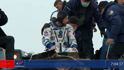 Le touriste spatial japonais Yusaku Maezawa après l'atterrissage de la capsule de rentrée du vaisseau spatial Soyuz MS-20 dans la steppe du Kazakhstan, lundi 20 décembre 2021. (ROSCOSMOS PRESS OFFICE/TASS/SIPA/SIPA / SIPA USA)