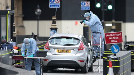 La police scientifique inspecte la Ford Fiesta qui a fauché des piétons faisant trois blessés, à Londres, le 14 août 2018. (DANIEL LEAL-OLIVAS / AFP)