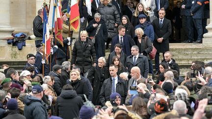 Marine Le Pen et ses proches quittent l'église Notre-Dame du Val-de-Grâce, où a eu lieu la messe d'hommage à Jean-Marie Le Pen, à Paris, le 16 janvier 2025. (BERTRAND GUAY / AFP)