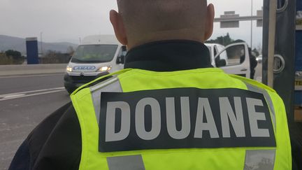 Un douanier lors d'un contrôle, le 18 décembre 2019. (photo d'illustration).&nbsp; (SEBASTIEN BERRIOT / FRANCE-BLEU ROUSSILLON)