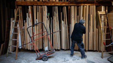 Les métiers du bâtiment comme la menuiserie font partie des secteurs en tension. Photo d'illustration. (THOMAS PADILLA / MAXPPP)