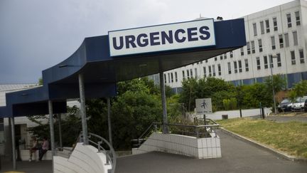 L'entrée des urgences du centre hospitalier d'Argenteuil. (FRED DUFOUR / AFP)