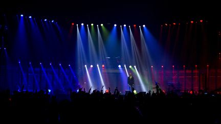 La scène de l'AccorHotels Arena lors du concert hommage aux vicitimes des attentats du 13-Novembre, en décembre 2015. (KENZO TRIBOUILLARD / AFP)