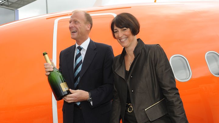 La PDG d'EasyJet, Carolyn Mac Call (&agrave; droite) et Tom Enders (&agrave; gauche), pr&eacute;sident d'EADS alors patron d'Airbus, c&eacute;l&egrave;brent la vente d'A320 &agrave; la florissante compagnie low cost britannique, le 26 mai 2011 &agrave; Colomiers (Haute-Garonne). (REMY GABALDA / AFP)