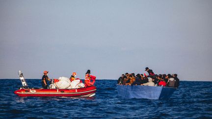 Une photo distribuée par l'ONG Sea-Eye et prise le 6 avril 2020, montre des membres de l'ONG lors d'une opération de sauvetage de réfugiés au large des côtes libyennes, avant de les amener à bord de leur navire "Alan Kurdi" (photo d'illustration). (CEDRIC FETTOUCHE / AFP)