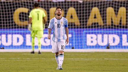 Lionel Messi réagit lors de la séance de tirs au but, en finale de la Copa America, le 26 juin 2016, à East Rutherford (Etats-Unis). (USA TODAY SPORTS / REUTERS)