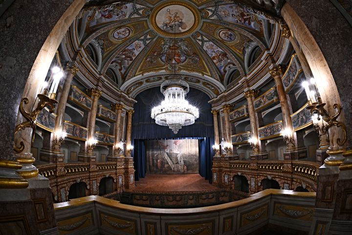 Le théâtre du Palais Royal de Caserte en Italie, le 12 mai 2023. (ANDREAS SOLARO / AFP)