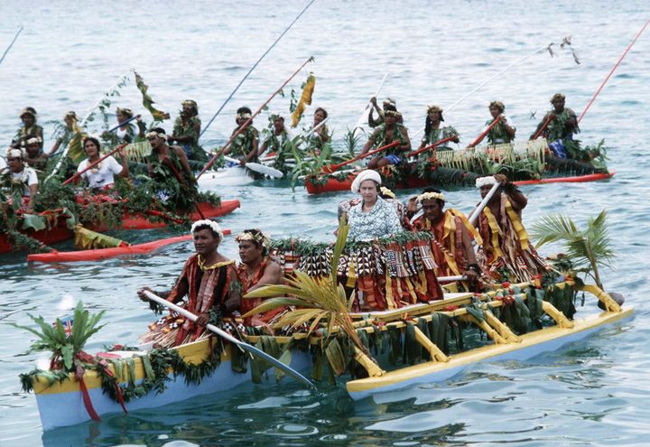 La reine Elizabeth II en visite dans les Tuvalu, lors d'une tournée dans le Commonwealth, le 26 octobre 1982. (TIM GRAHAM PHOTO LIBRARY / GETTY IMAGES)