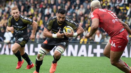 Le All Black de La Rochelle Victor Vito à la charge face au RCT (XAVIER LEOTY / AFP)